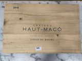 une boîte en bois sur laquelle est apposée une étiquette portant l'inscription « Château Haut - Maco »
