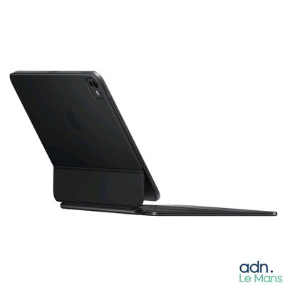 un ordinateur portable posé sur un support
