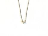 collier en argent orné d'un seul diamant sur une chaîne, sur fond blanc