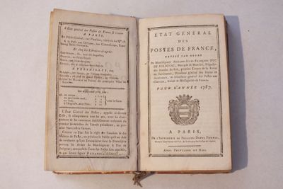 un livre ouvert sur lequel figure une image représentant des armoiries
