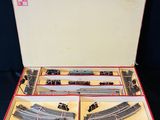 une boîte contenant un train sur une table