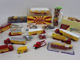 un grand nombre de voitures et de camions jouets qui se trouvent sur la table