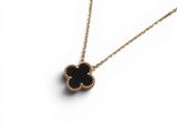 un collier en or orné d'une fleur noire