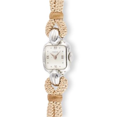 une photo d'une montre-bracelet pour femme avec un bracelet tressé