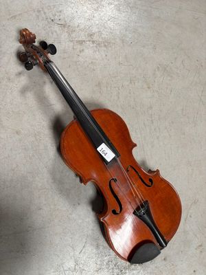 un vieux violon posé par terre dans une pièce