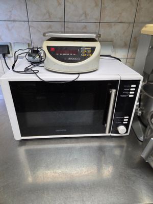 un micro-ondes posé sur un comptoir dans une cuisine