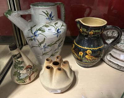 de nombreux vases différents exposés dans une vitrine