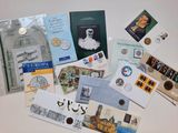 de nombreux timbres et enveloppes de toutes sortes disposés sur une table