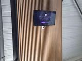 un téléviseur fixé au mur d'un immeuble