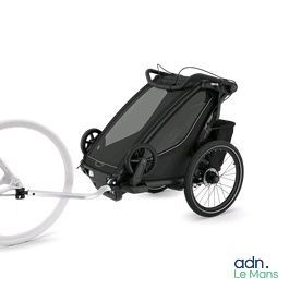 un vélo d'enfant attelé à une remorque à vélo