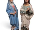 Deux statues de Jésus et de Marie se dressent l'une à côté de l'autre