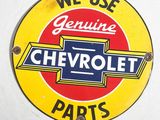 une pancarte indiquant « Nous utilisons des pièces d'origine Chevrolet » apposée sur le côté d'un camion