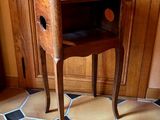 une petite table en bois surmontée d'un tiroir