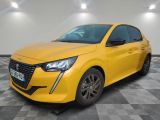 une voiture jaune garée dans un garage au sol en damier