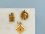 deux pièces en marbre doré et blanc, ornées d'une médaille en or et d'un diamant