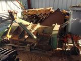 un tas de bois posé sur un tas de machines