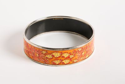 bracelet orné de fleurs orange et jaunes sur fond blanc