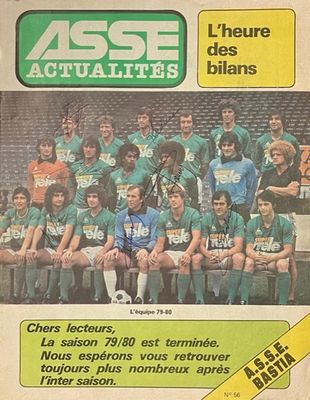 couverture d'un magazine représentant une équipe de football assise sur un banc dans un stade