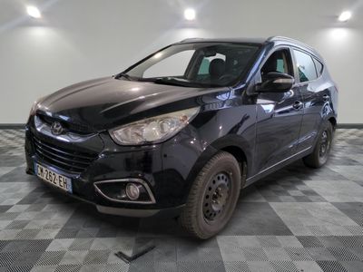 la photo d'une voiture noire garée dans un garage