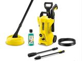 un nettoyeur haute pression jaune muni d'un tuyau et d'autres produits d'entretien
