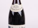 une bouteille de vin posée sur une table