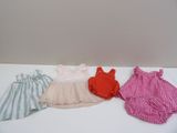 Trois robes sont alignées sur une table blanche