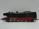 un petit train posé sur une surface blanche