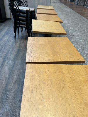 de nombreuses tables en bois alignées sur le sol