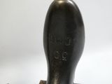 une statue en bronze d'un homme avec un chapeau sur la tête