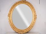 une photo d'un miroir posé sur une table près d'un mur