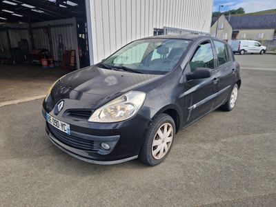 la petite voiture noire est garée devant un bâtiment