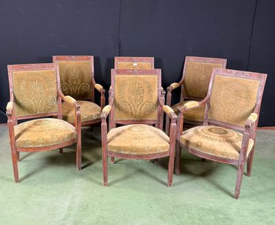 Six fauteuils en hêtre à dossier légèrement renversé, pieds …