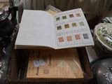 un livre ouvert posé sur une table sur laquelle se trouvent d'autres objets