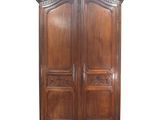 une photo d'une armoire en bois dont les portes sont ornées de sculptures