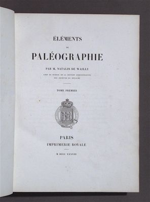 un livre ouvert sur lequel figure un blason