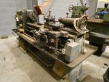 une machine posée sur une table dans une pièce