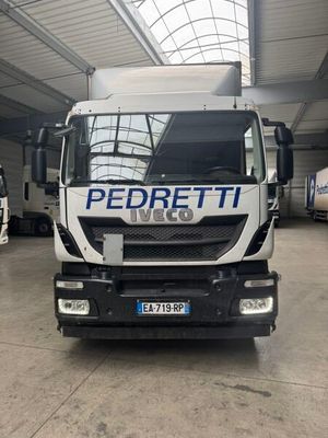 une photo d'un camion garé dans un garage