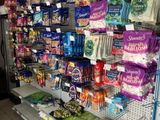 de nombreux sachets de bonbons sur les rayons du magasin