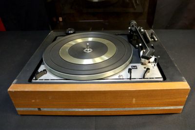 the record player is sitting on top of the turntable