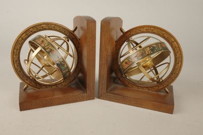 paire de serre-livres anciens en forme de globe, en laiton, sur des socles en bois