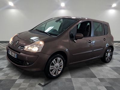 la photo d'une voiture brune garée sur un sol en damier