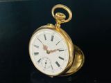 une montre de poche en or avec des chiffres romains sur le cadran