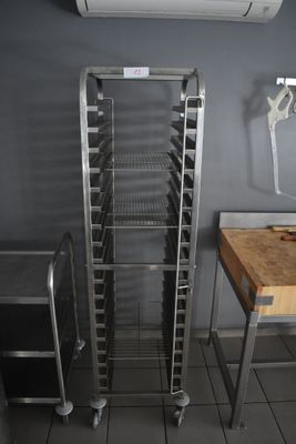 une photo d'une cuisine professionnelle avec une étagère remplie d'aliments