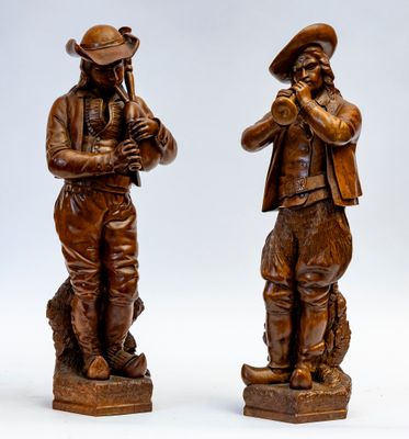 paire de figurines en bois sculpté représentant un homme et une femme jouant d'un instrument