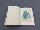 un livre ouvert sur lequel figure le dessin d'un homme chevauchant un éléphant