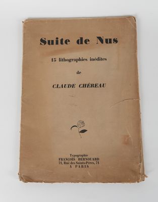 un vieux livre posé sur une table à côté d'un mur blanc