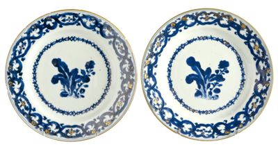 une paire d'assiettes bleues et blanches ornées de fleurs sur fond blanc
