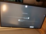 une télévision à écran plat posée sur un bureau