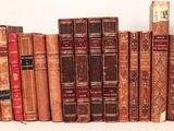 un grand nombre de livres empilés sur une étagère