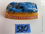 une petite voiture bleue avec des chiffres sur le devant